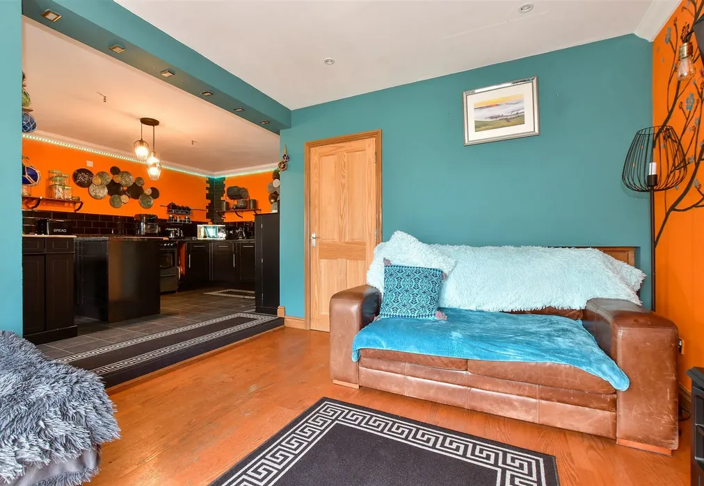 Snug - Broadway, Sandown, Isle of Wight - Wards of Kent
