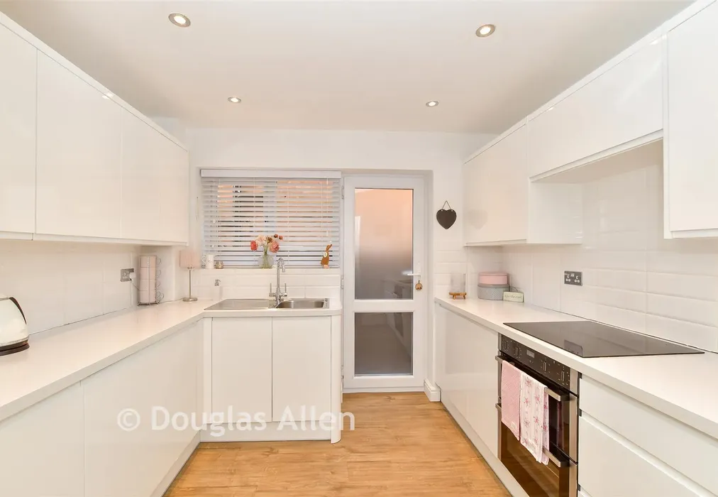 Kitchen - Outwood Farm Close, Billericay, Essex - Wards of Kent