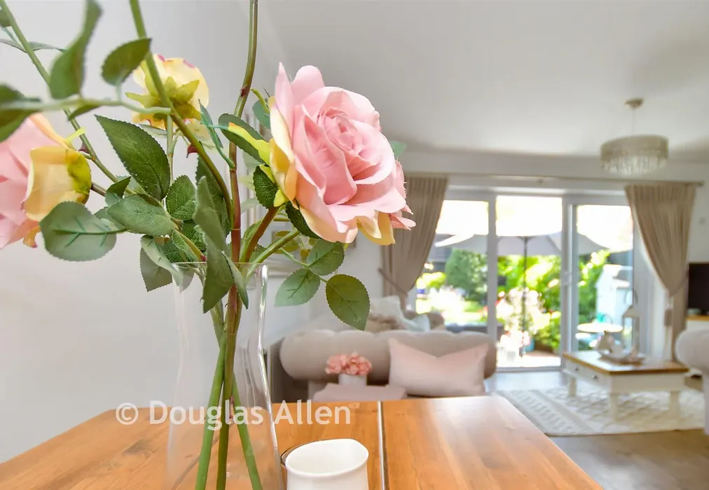 Internal Lifestyle Photograph - Outwood Farm Close, Billericay, Essex - Wards of Kent