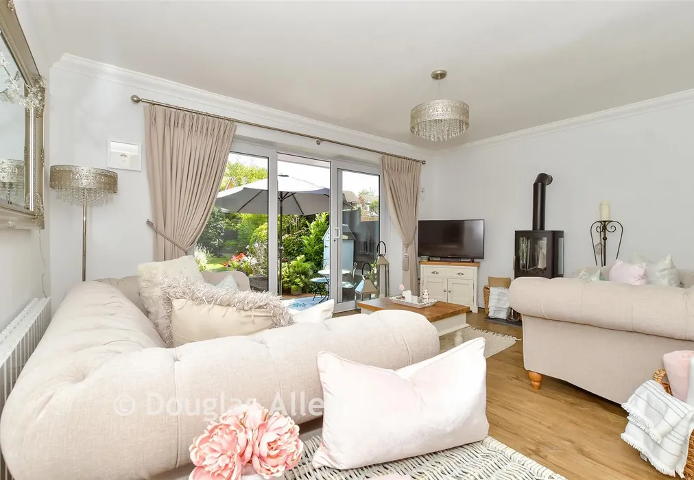 Lounge - Outwood Farm Close, Billericay, Essex - Wards of Kent