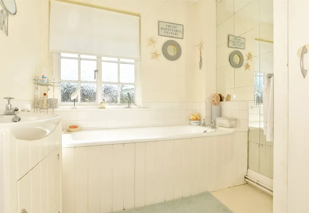 Bathroom - Grange Road, Saltwood, Hythe, Kent - Wards of Kent