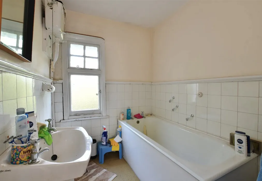 Bathroom - Middle Street, Nazeing, Essex - Wards of Kent