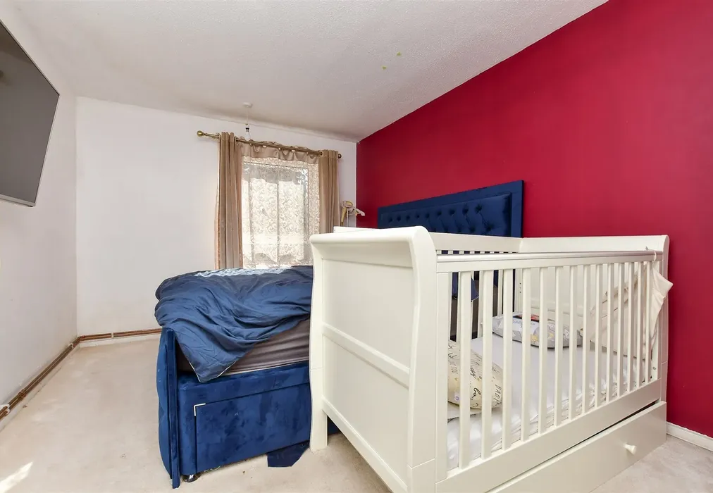Bedroom 1 - Basinghall Gardens, Sutton, Surrey - Wards of Kent
