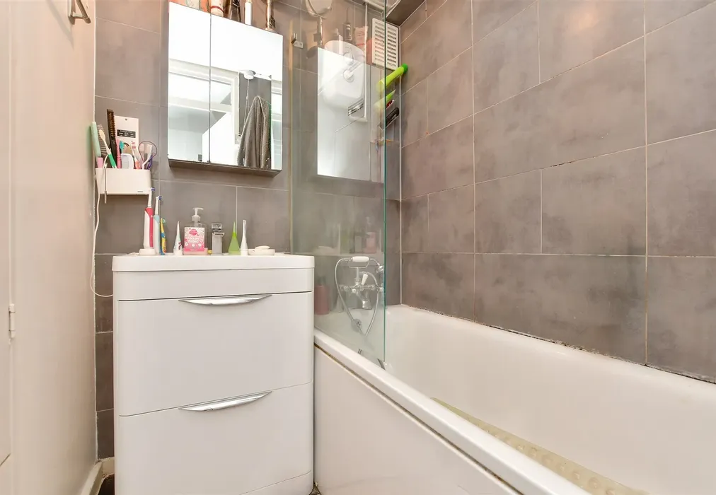 Bathroom - Basinghall Gardens, Sutton, Surrey - Wards of Kent