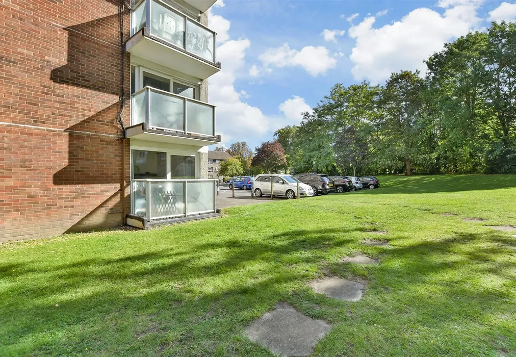 Communal Gardens - Basinghall Gardens, Sutton, Surrey - Wards of Kent