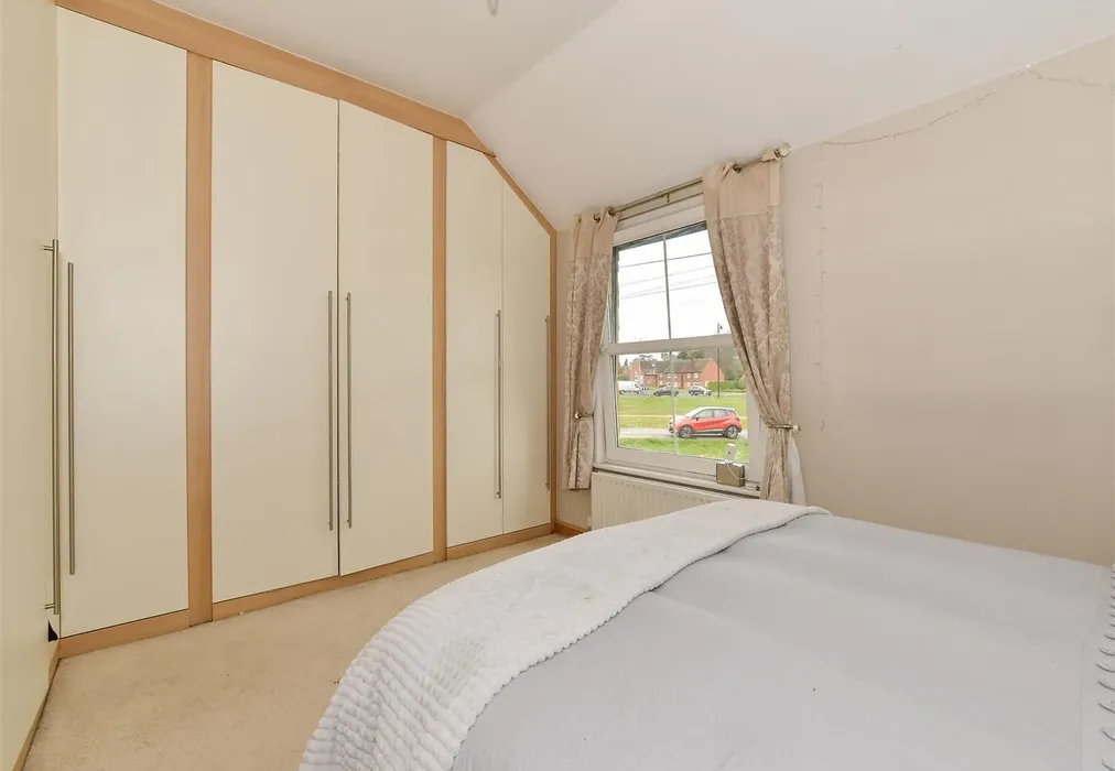 Bedroom 1 - The Common, Cranleigh, Surrey - Wards of Kent