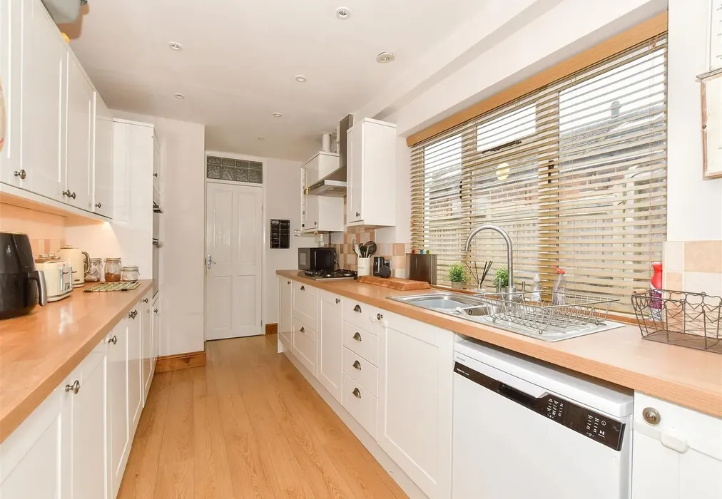 Kitchen - The Common, Cranleigh, Surrey - Wards of Kent