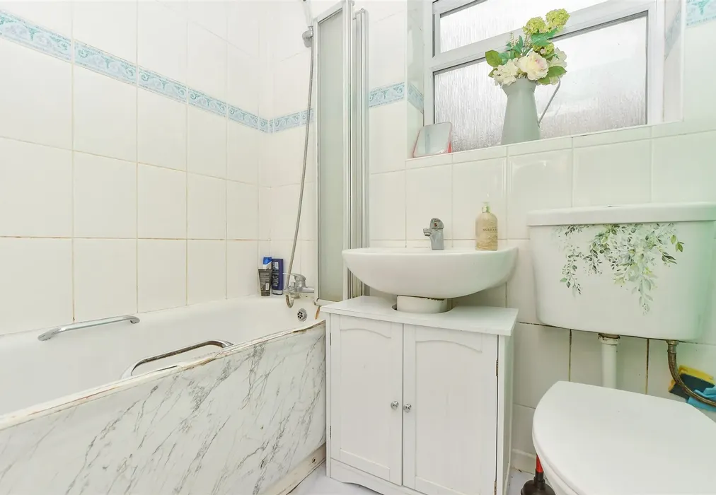 Bathroom - Norton Road, Tunbridge Wells, Kent - Wards of Kent
