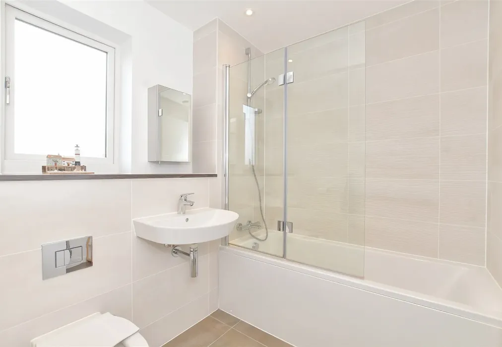 Bathroom - William Penn Way, Chichester, West Sussex - Wards of Kent