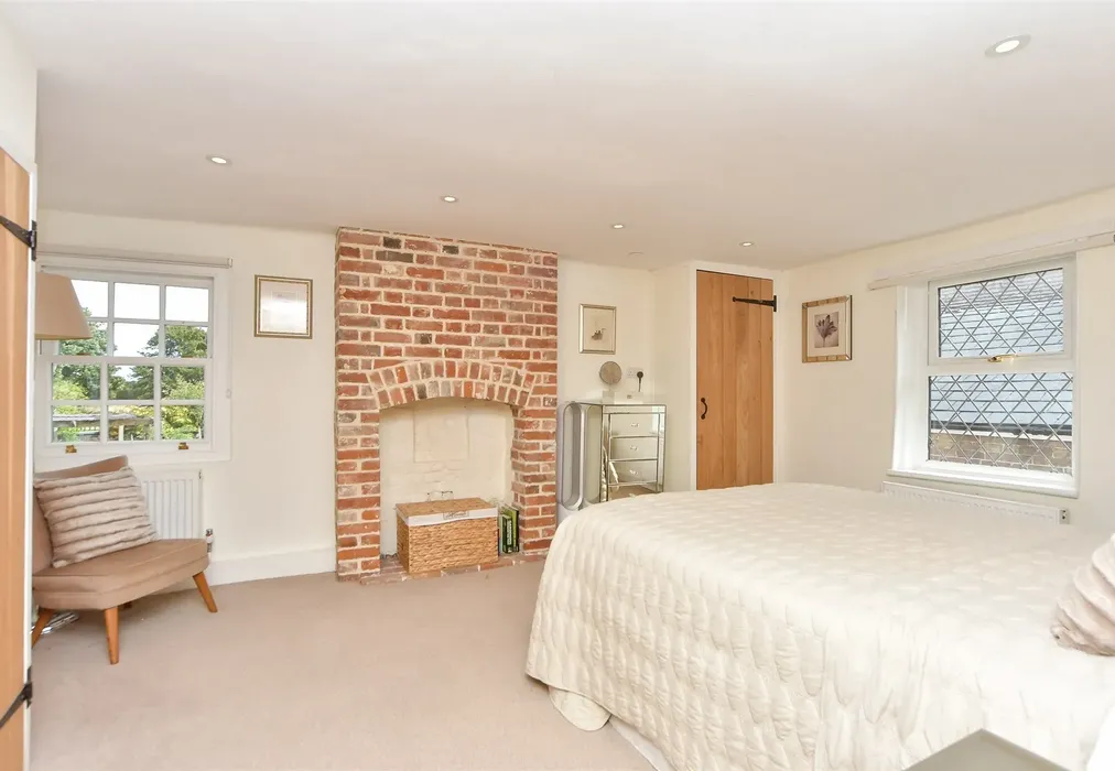Bedroom 1 - South Green, Sittingbourne, Kent - Wards of Kent