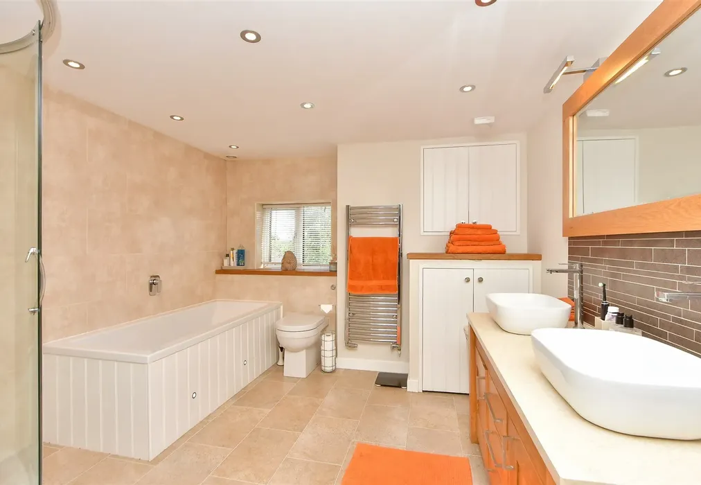 Family Bathroom - South Green, Sittingbourne, Kent - Wards of Kent