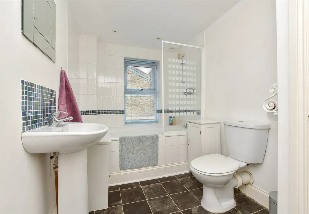Bathroom - Dane Road, Margate, Kent - Wards of Kent