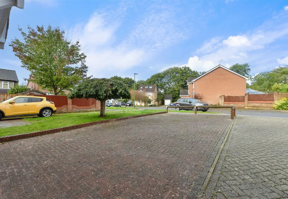 H5W3E - Driveway/Parking - Winnet Way, Southwater, Nr Horsham, West Sussex - Wards of Kent