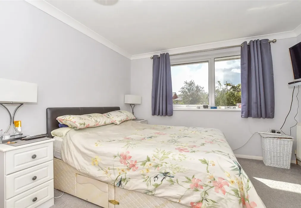 Bedroom 1 - The Cockpit, Marden, Kent - Wards of Kent