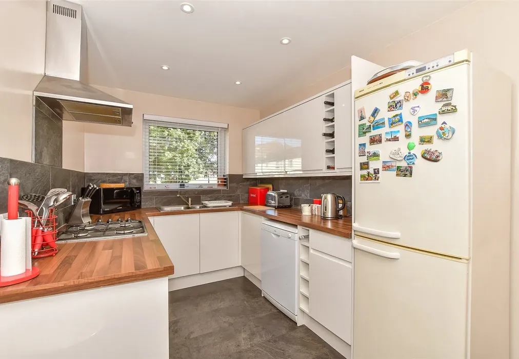 Kitchen - The Cockpit, Marden, Kent - Wards of Kent