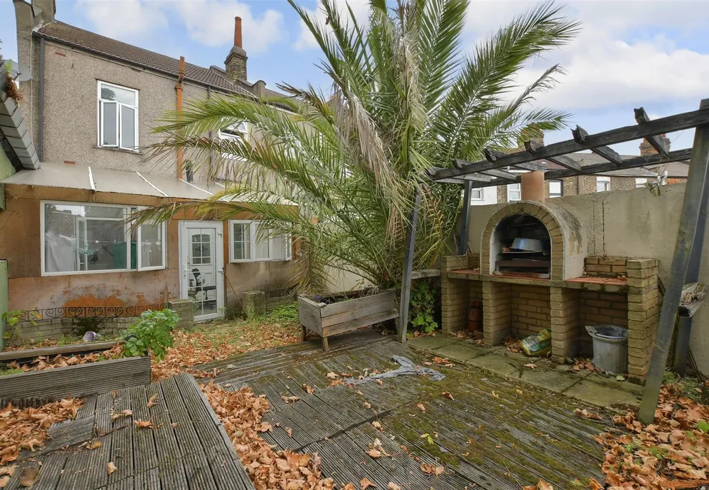 Front Garden - Rectory Road, Manor Park - Wards of Kent