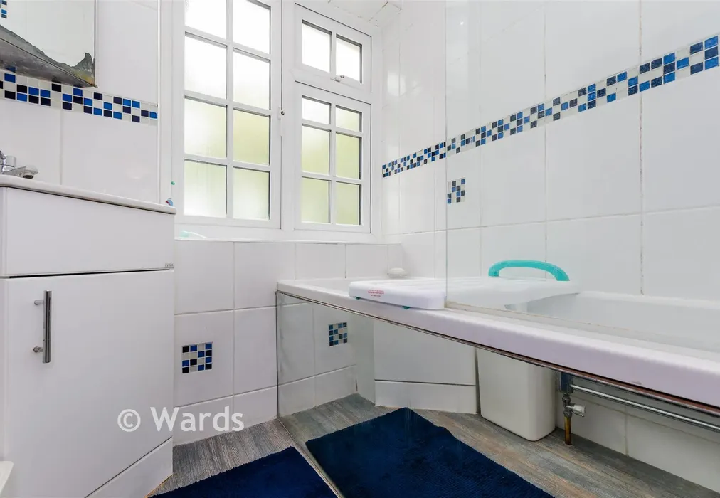 Bathroom - Oaklands Road, Bexleyheath, Kent - Wards of Kent