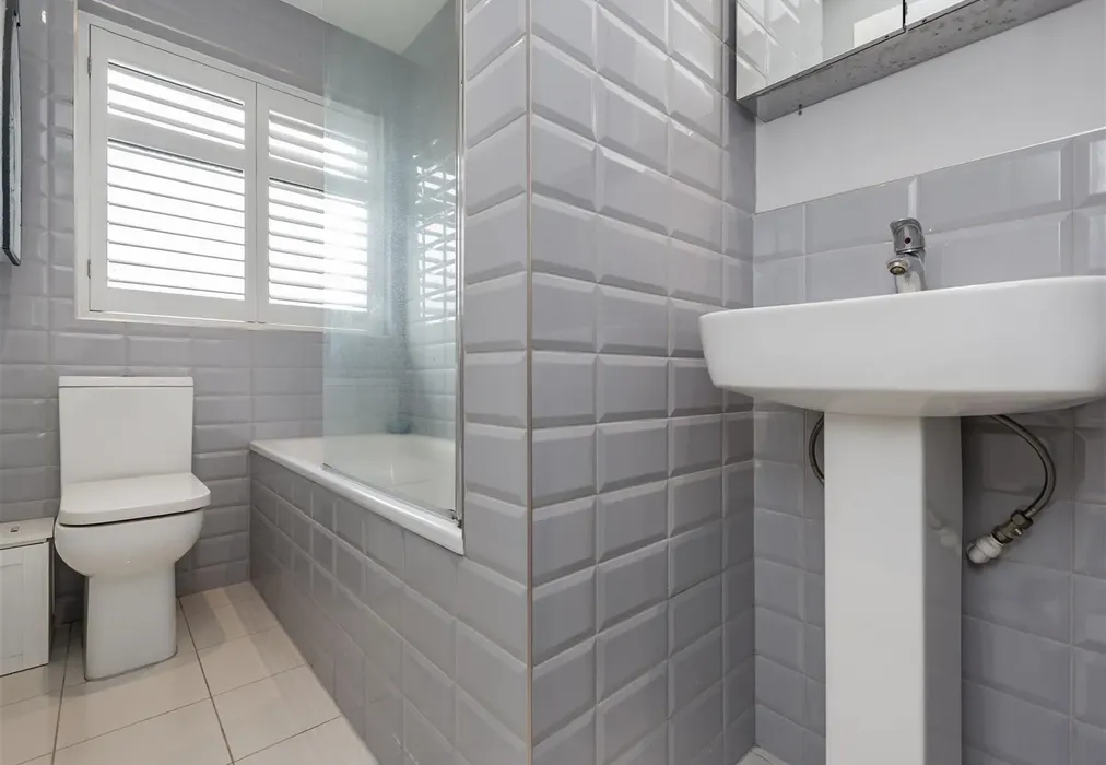 Bathroom - Swanfield Road, Whitstable, Kent - Wards of Kent