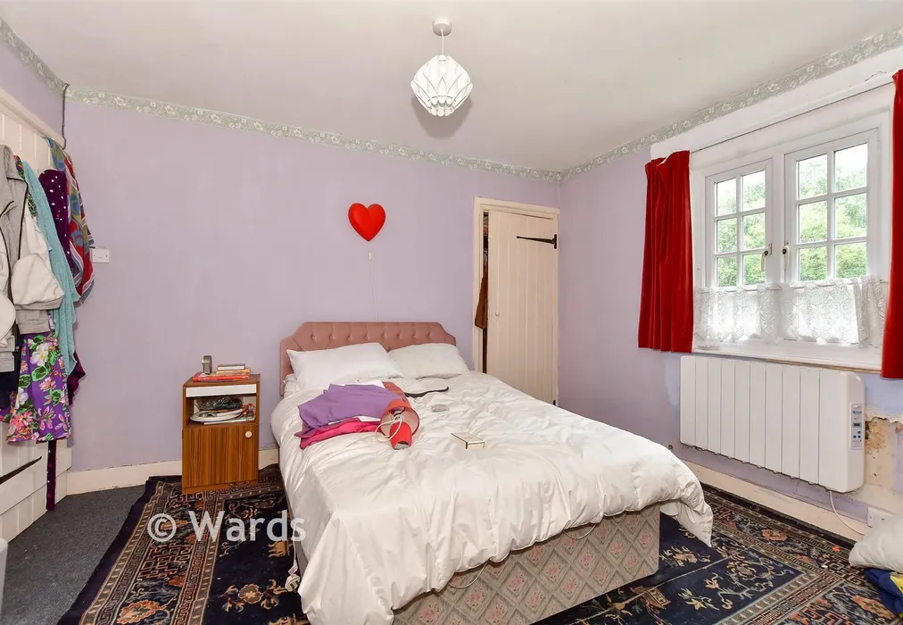 Bedroom 1 (Contemporary style) - Bysing Wood Road, Faversham, Kent - Wards of Kent