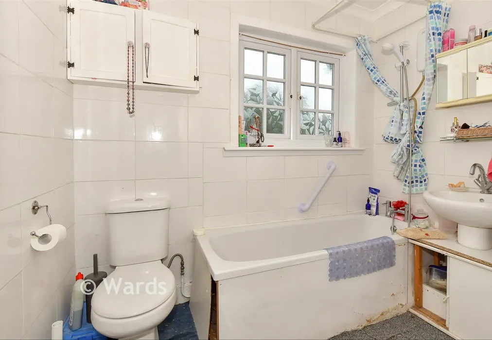 Bedroom 3 (Farmhouse style) - Bysing Wood Road, Faversham, Kent - Wards of Kent