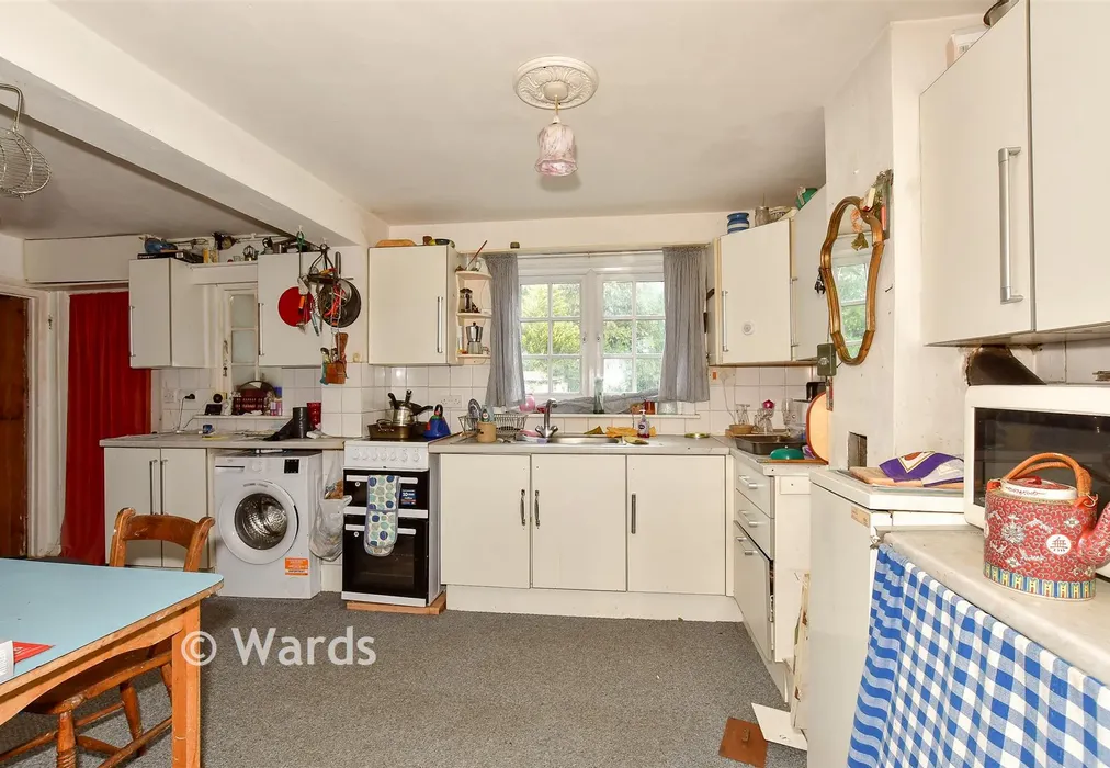 Kitchen - Bysing Wood Road, Faversham, Kent - Wards of Kent