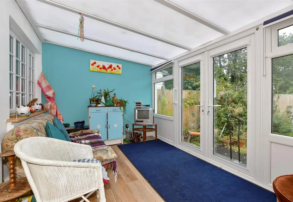 Lounge (Farmhouse style) - Bysing Wood Road, Faversham, Kent - Wards of Kent