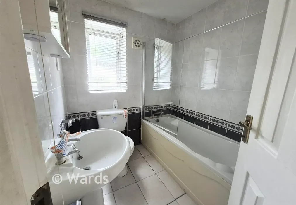 Bathroom - Heathlee Road, Dartford, Kent - Wards of Kent