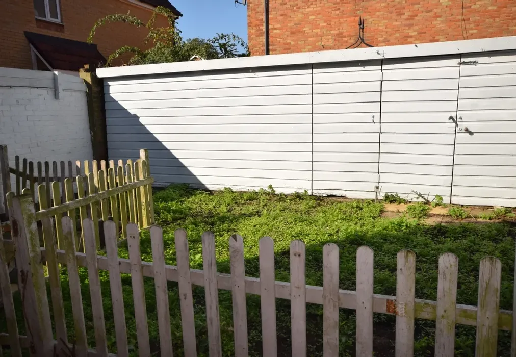 DSC_8698[1] - Bostocke Close Laindon SS15 - Wards of Kent