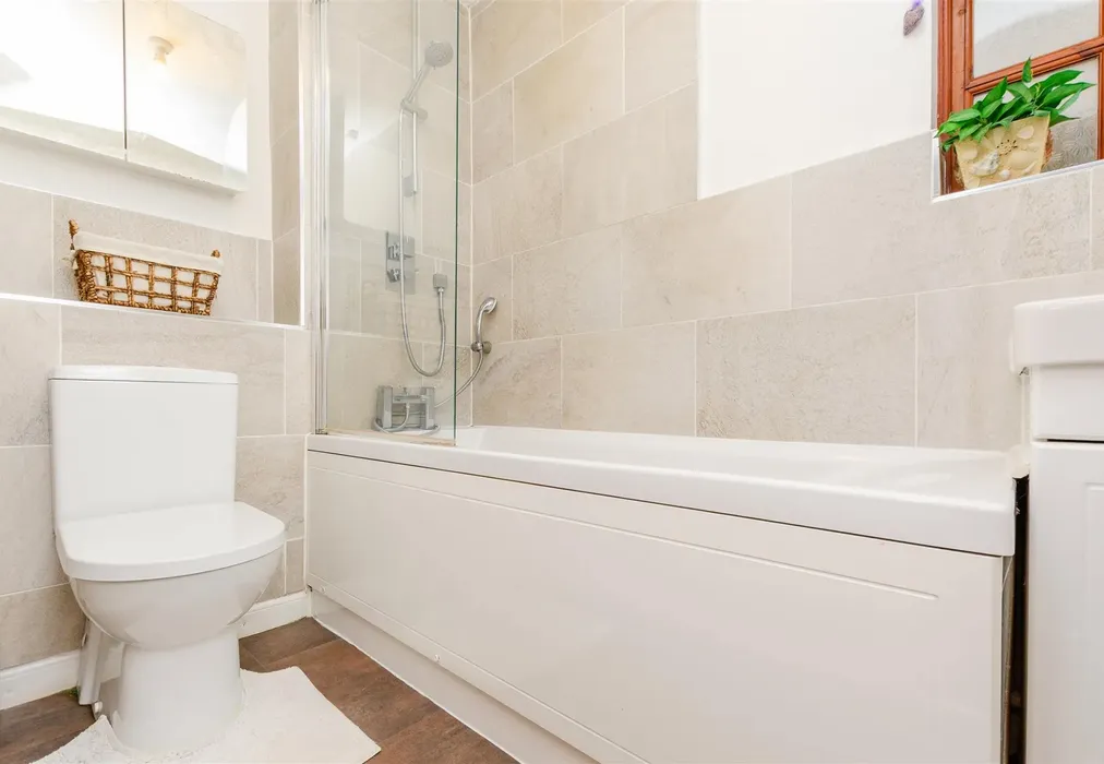 Bathroom - Redding Close, Dartford, Kent - Wards of Kent