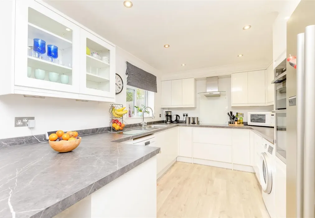 Kitchen - Redding Close, Dartford, Kent - Wards of Kent