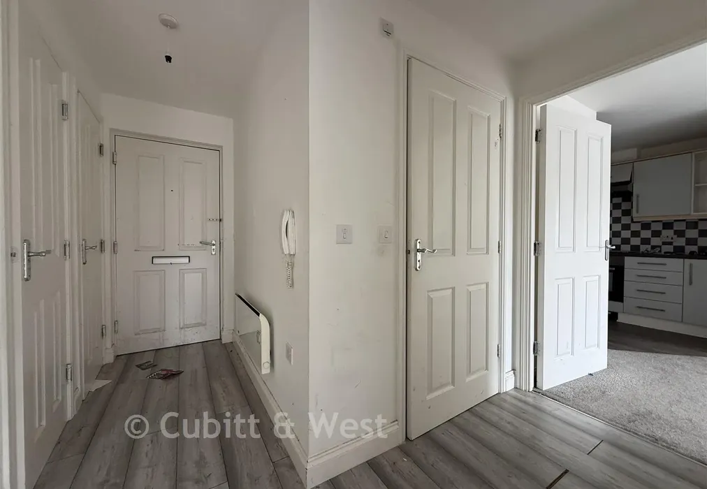 Hallway - Little Hackets, Havant, Hampshire - Wards of Kent