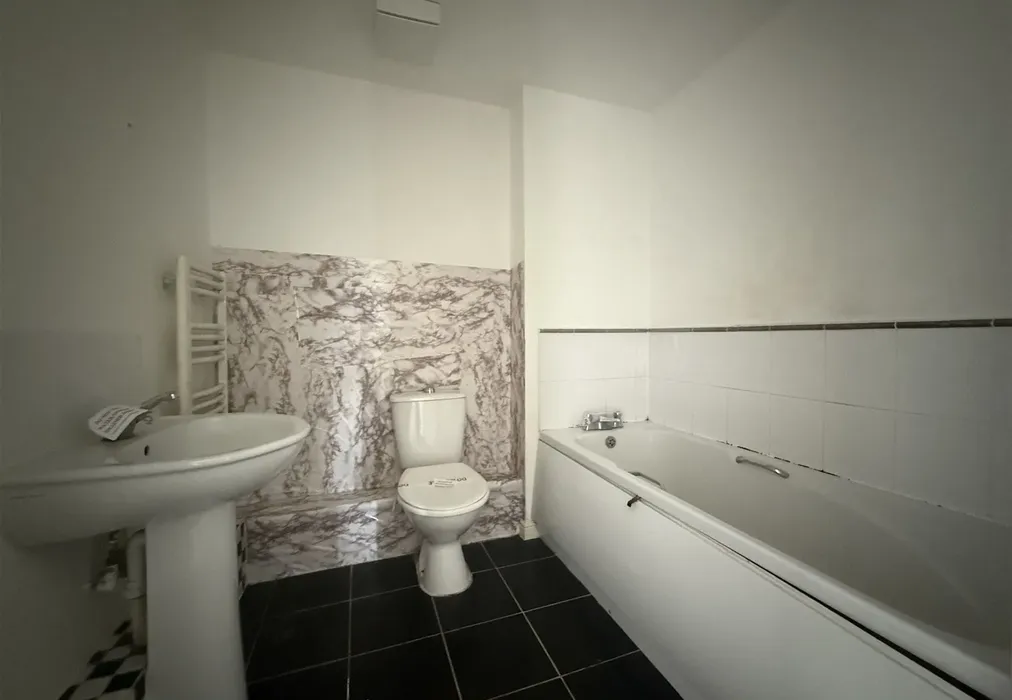 Bathroom - Little Hackets, Havant, Hampshire - Wards of Kent