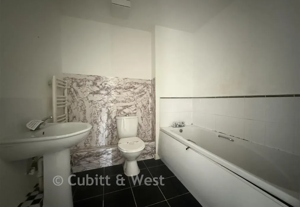 Bathroom - Little Hackets, Havant, Hampshire - Wards of Kent