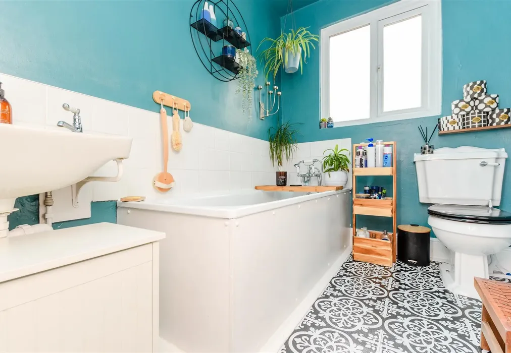 Bathroom - The Brent, Dartford, Kent - Wards of Kent