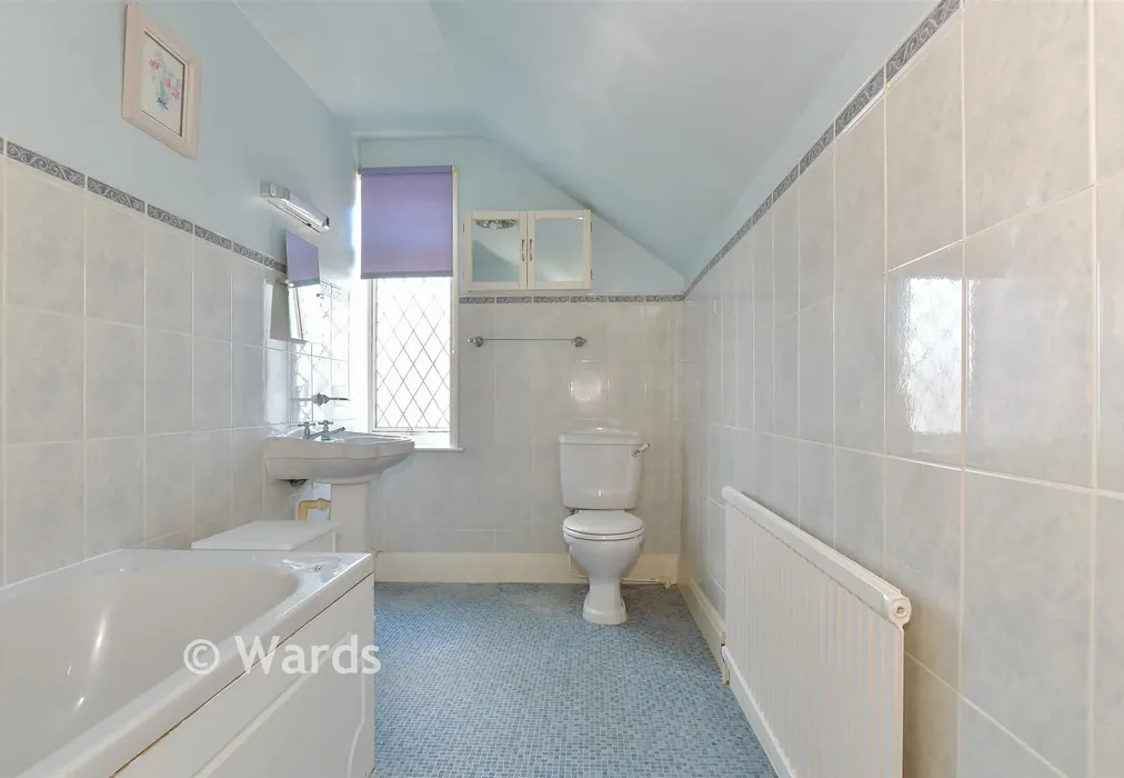Bathroom - Gravesend Road, Shorne, Gravesend, Kent - Wards of Kent