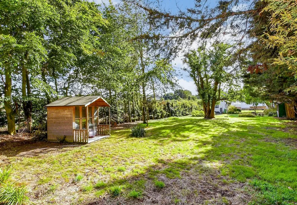 Side Garden - Gravesend Road, Shorne, Gravesend, Kent - Wards of Kent