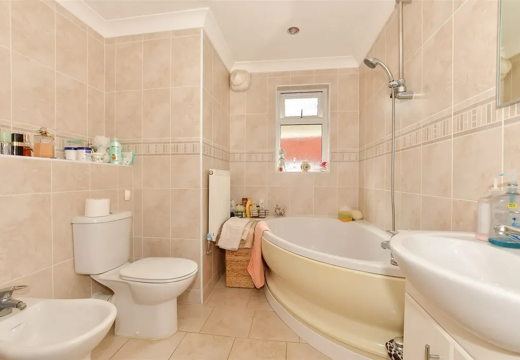 En-Suite Bathroom - Woodvale Avenue, Chestfield, Whitstable, Kent - Wards of Kent