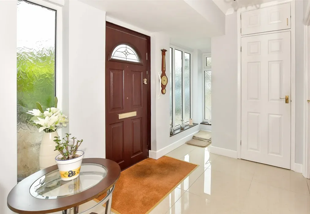 Entrance Hall - Woodvale Avenue, Chestfield, Whitstable, Kent - Wards of Kent