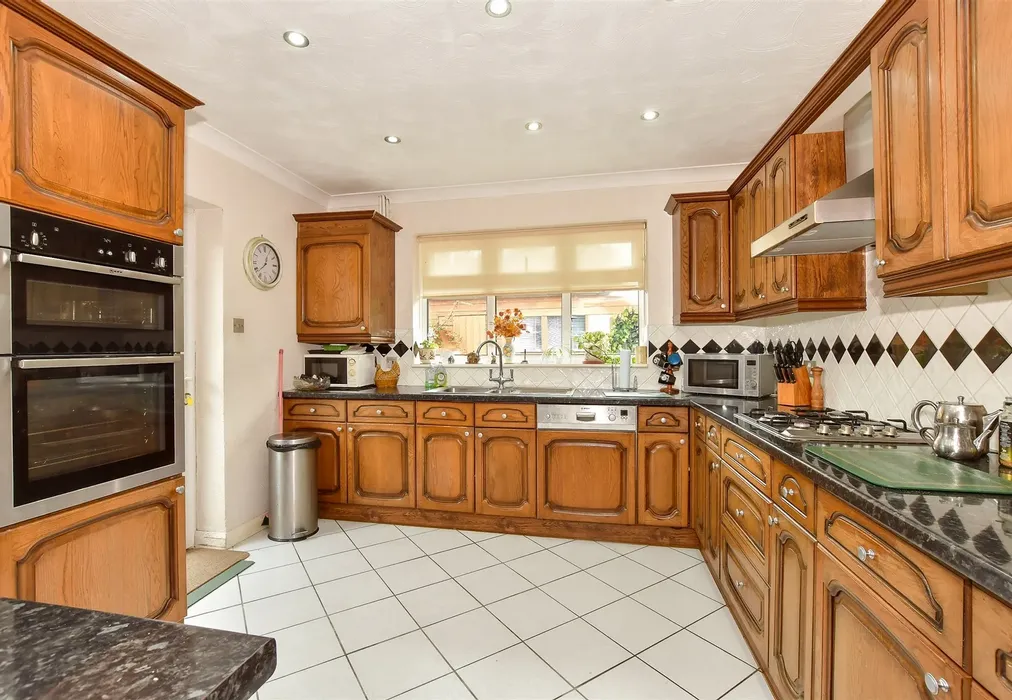 Kitchen - Woodvale Avenue, Chestfield, Whitstable, Kent - Wards of Kent
