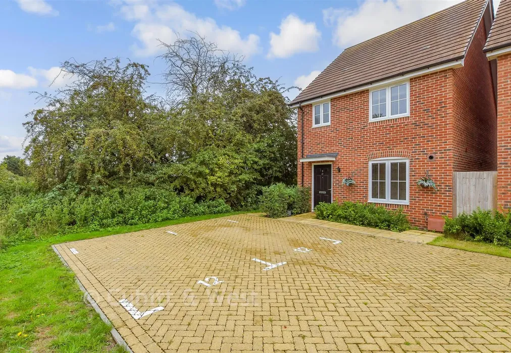 Driveway/Parking - Newell Crescent, Eastergate, Chichester, West Sussex - Wards of Kent