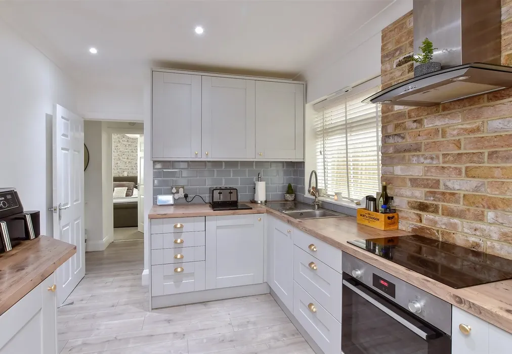 Kitchen - Seaview Road, Woodingdean, Brighton, East Sussex - Wards of Kent