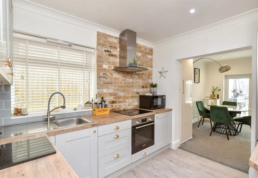 Kitchen - Seaview Road, Woodingdean, Brighton, East Sussex - Wards of Kent