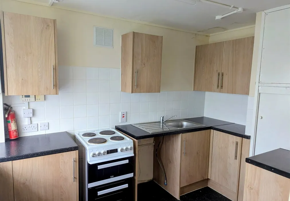 Kitchen - Chenies Close, Tunbridge Wells, Kent - Wards of Kent