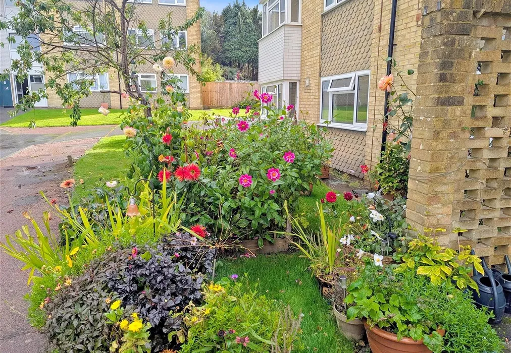 Communal Gardens - Chenies Close, Tunbridge Wells, Kent - Wards of Kent