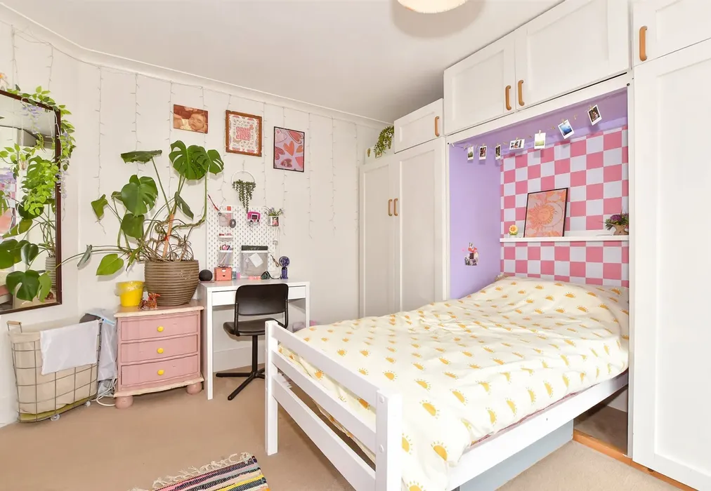 Bedroom 1 - Segrave Crescent, Folkestone, Kent - Wards of Kent