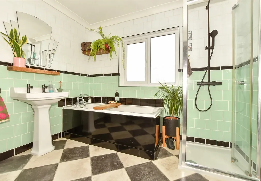 Bathroom - Segrave Crescent, Folkestone, Kent - Wards of Kent