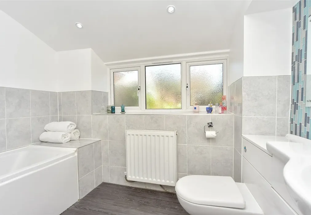 Bathroom - Seager Road, Sheerness, Kent - Wards of Kent