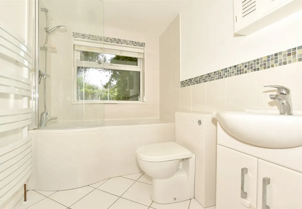 Bathroom - Mays Road, Ramsgate, Kent - Wards of Kent