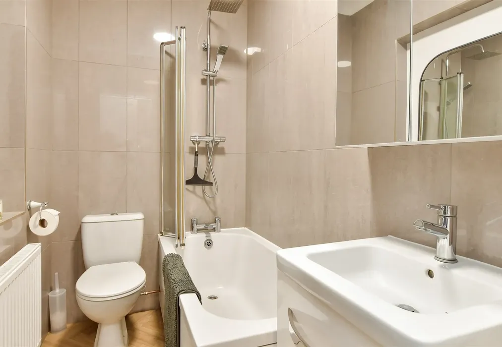 Bathroom - Vernon Avenue, Woodingdean, Brighton, East Sussex - Wards of Kent