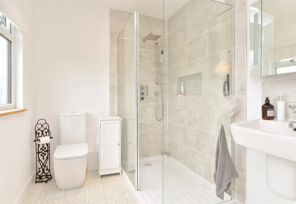 En-Suite Shower Room - Vernon Avenue, Woodingdean, Brighton, East Sussex - Wards of Kent